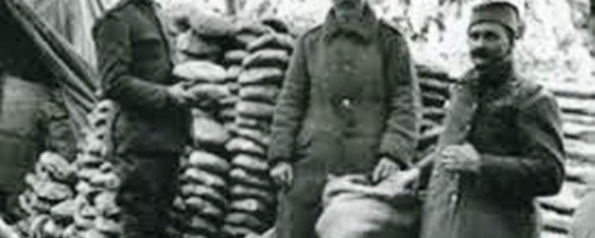 Pekari jedne ratne pekara u Velikom ratu pakuju tain u vreće u kojima je dostavljan borbenim jedinicama Srpske vojske na frontu
 - Sputnik Srbija, 1920, 17.01.2022