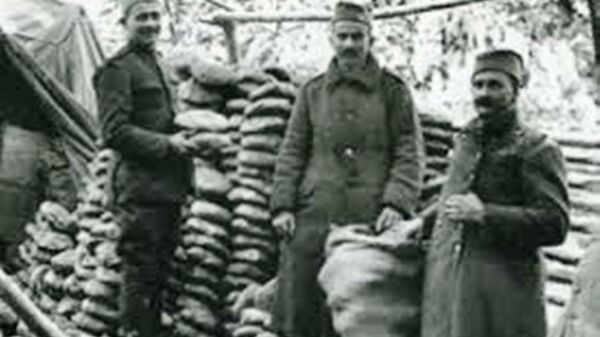 Pekari jedne ratne pekara u Velikom ratu pakuju tain u vreće u kojima je dostavljan borbenim jedinicama Srpske vojske na frontu
 - Sputnik Srbija