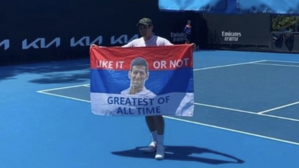 Srpski teniser Dušan Lajović sa zastavom Srbije na kojoj je lik Novaka Đokovića - Sputnik Srbija