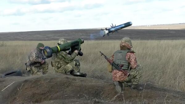 Ukrajinski vojnici sa prenosivim lanserima Džavelin - Sputnik Srbija