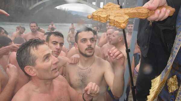 Plivanje za Bogojavljanski krst - Sputnik Srbija