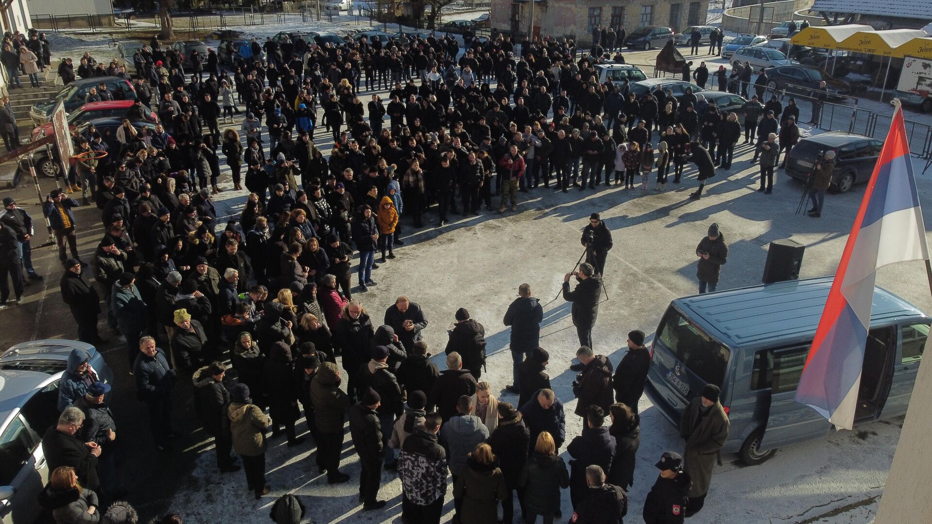 Грађани се окупљају пред почетак Поворке сећања у Кравици код Братунца  - Sputnik Србија, 1920, 23.01.2022