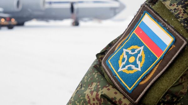 Застава Русије и амблем ОДКБ на униформи руског мировњака - Sputnik Србија