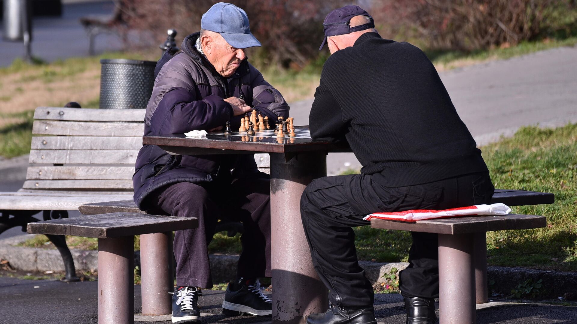 Penzioneri igraju šah u parku - Sputnik Srbija, 1920, 14.03.2023