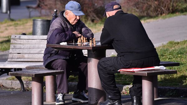 Пензионери играју шах у парку - Sputnik Србија