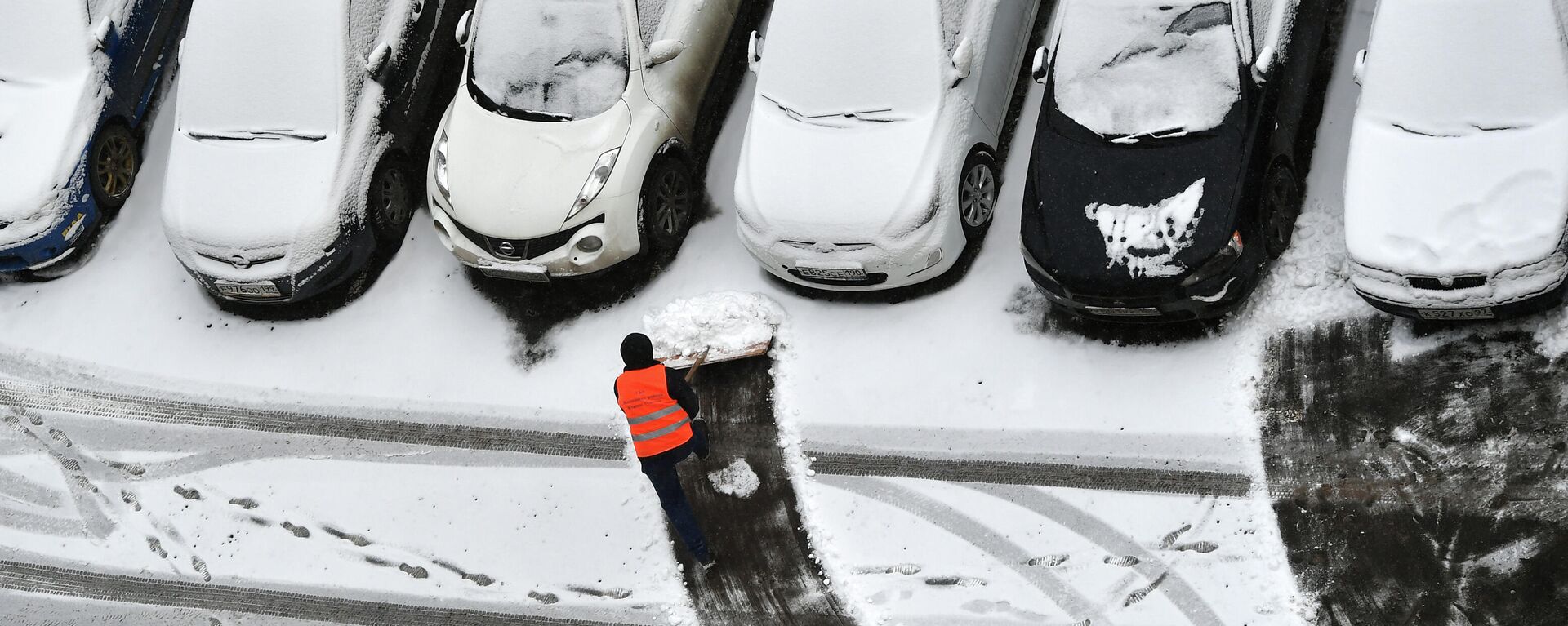 Радник комуналног предузећа чисти снег на паркингу - Sputnik Србија, 1920, 27.01.2022