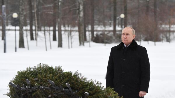 Predsednik Rusije Vladimir Putin posetio Piskarjovsko memorijalno groblje - Sputnik Srbija