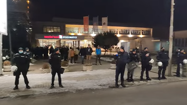 Кордон полиције испред позоришта у Никшићу - Sputnik Србија