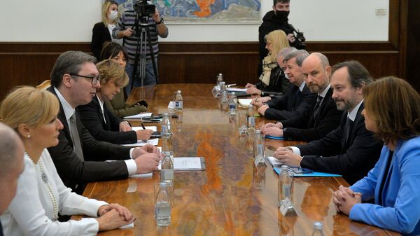 Predsednik Srbije Aleksandar Vučić sa posrednicima Evropskog parlamenta u međustranačkom dijalogu - Sputnik Srbija