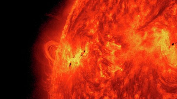 A massive solar flare erupts on May 15, 2013 as the Sun ramps up to peak solar activity. - Sputnik Србија