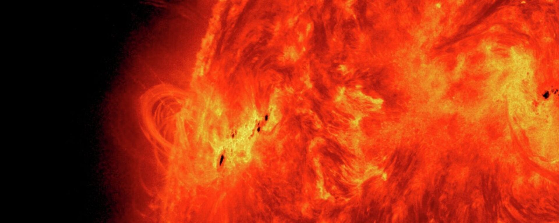 A massive solar flare erupts on May 15, 2013 as the Sun ramps up to peak solar activity. - Sputnik Srbija, 1920, 28.01.2022