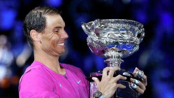 Шпански тенисер Рафаел Надал са трофејом Аустралијан опена - Sputnik Србија