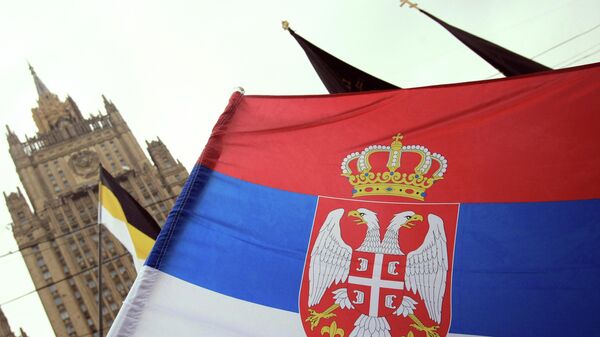 Zastava Srbije ispred zgrade ruskog MIP-a - Sputnik Srbija
