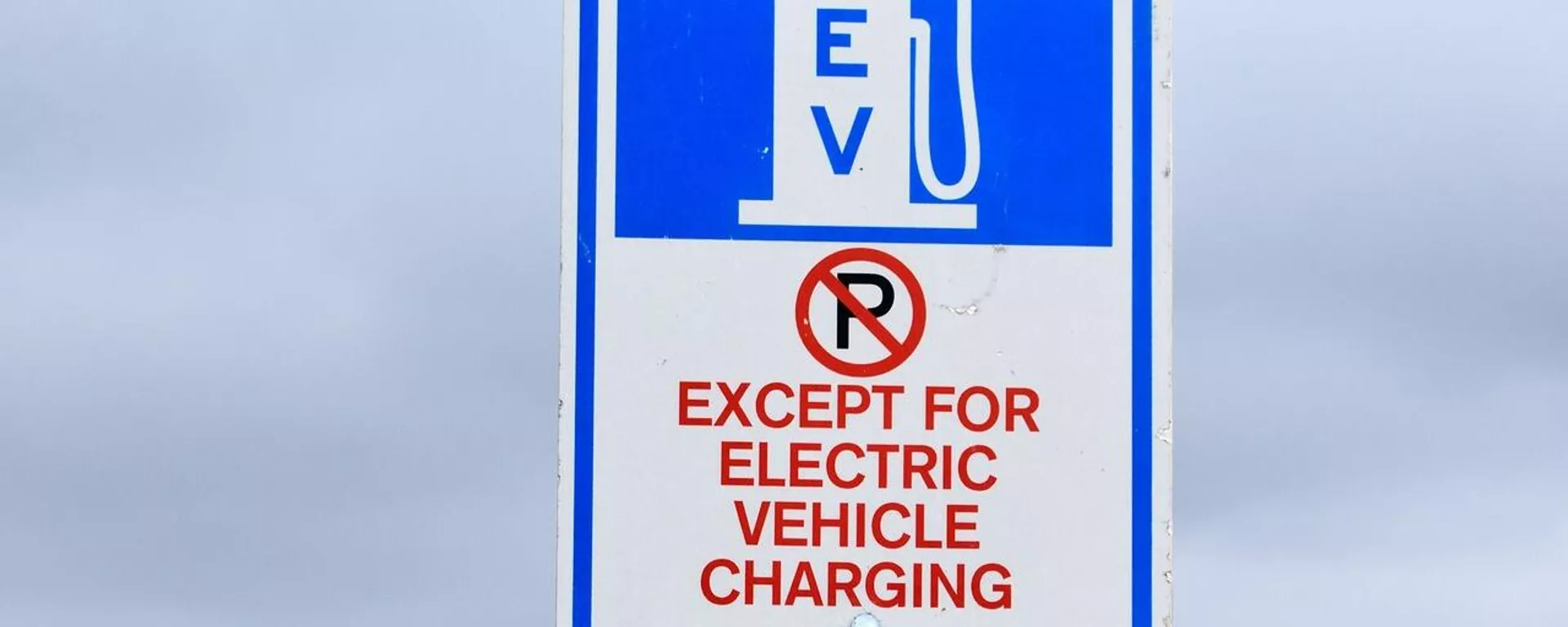 Mesto za punjenje hibridnih i električnih automobila - Sputnik Srbija, 1920, 01.02.2022