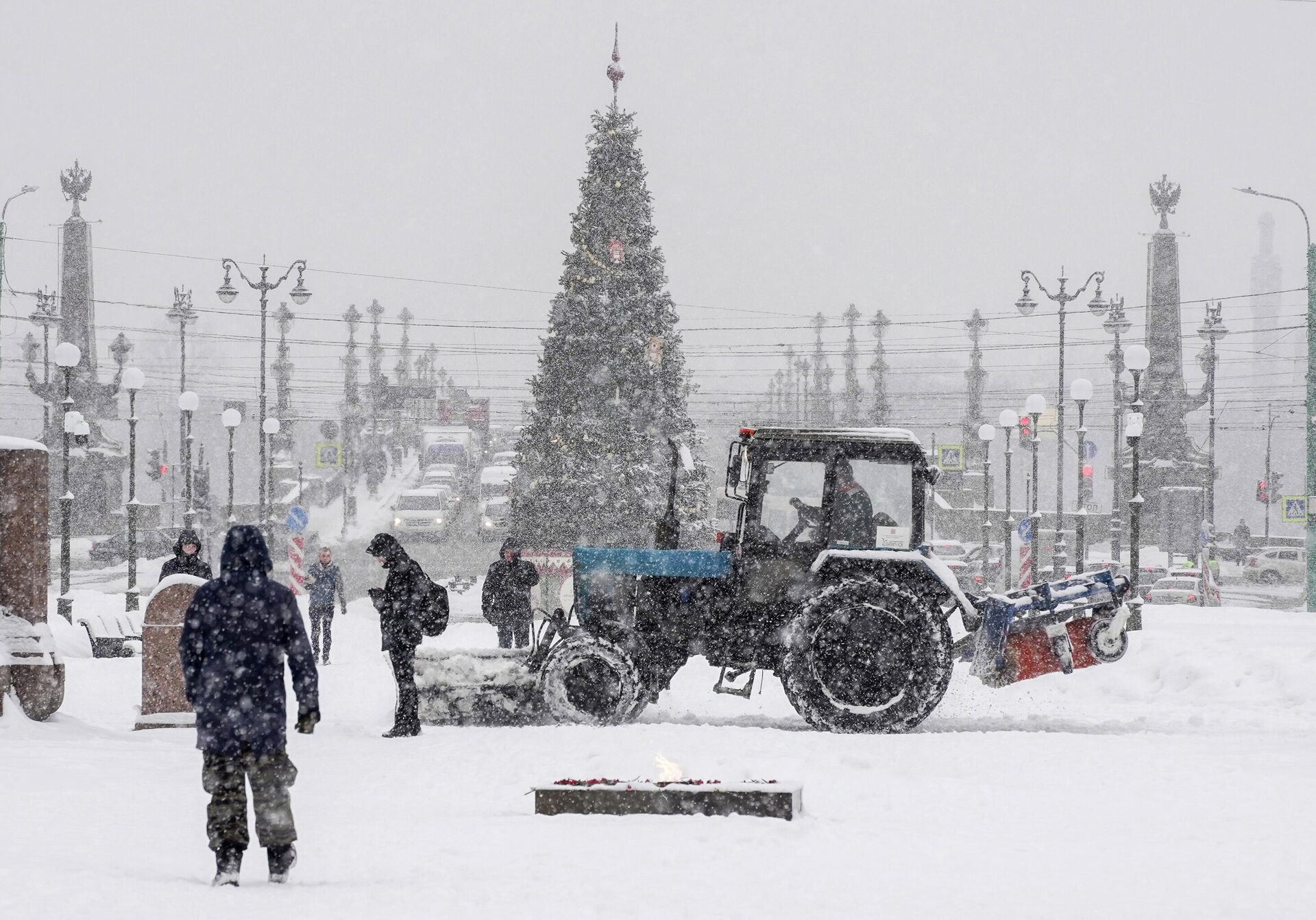 Čišćenje snega na Suvorovskom trgu u Sankt Peterburgu - Sputnik Srbija, 1920, 01.02.2022