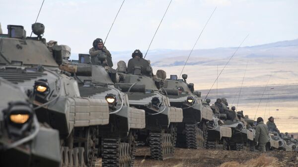 Borbena vozila pešadije BMP-2 tokom vojnih vežbi trupa Istočnog vojnog okruga Rusije - Sputnik Srbija