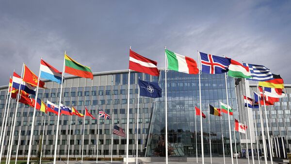 Zastave država-članica NATO-a ispred sedišta organizacije u Briselu - Sputnik Srbija