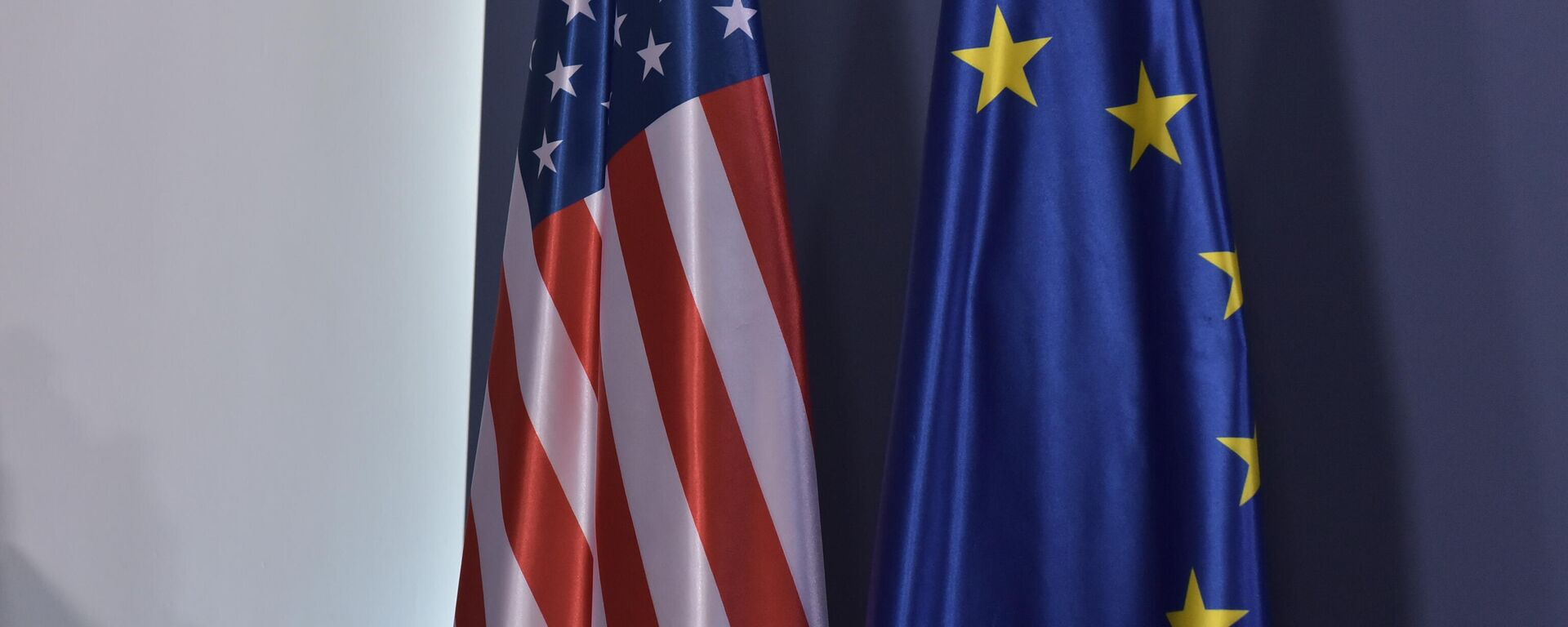 Zastave SAD i EU - Sputnik Srbija, 1920, 16.07.2025