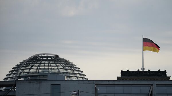 Zastava na zgradi Bundestaga u Berlinu - Sputnik Srbija