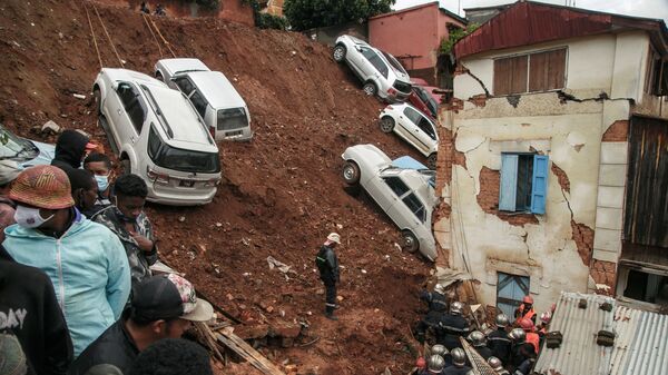 Ватрогасци у рушевинама у области Антананариву на Мадагаскару - Sputnik Србија