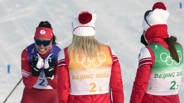 Ruske skijašice po osvajanju zlatne medalje na Olimpijskim igrama (Veronika Stepanova, Tatjana Sorina i Natalija Nepriajeva, sledva na desno) - Sputnik Srbija