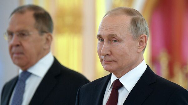 Ministar spoljnih poslova Rusije Sergej Lavrov i predsednik Rusije Vladimir Putin - Sputnik Srbija