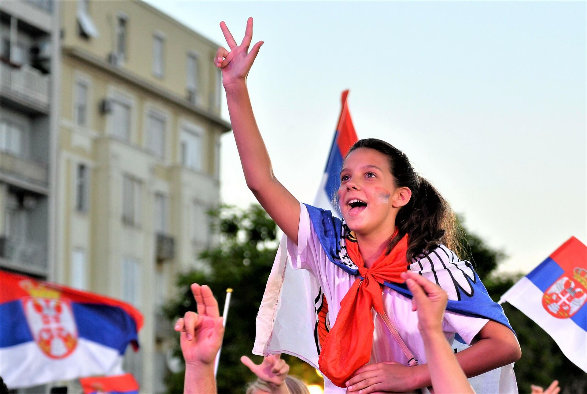 Девојчица поздравља са подигнута три прста - Sputnik Србија, 1920, 20.07.2025