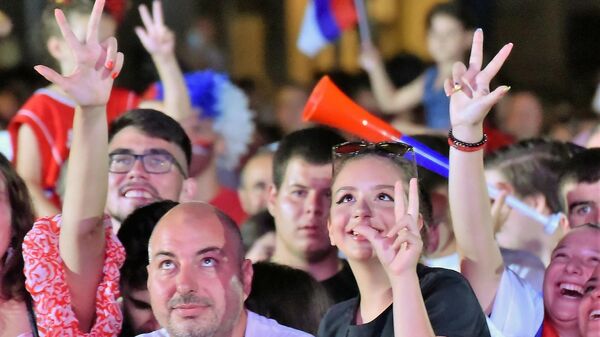 Mladi pozdravljaju sa podignuta tri prsta  - Sputnik Srbija
