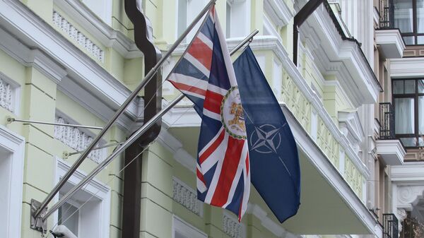 Zastave Velike Britanije i NATO-a na zgradi britanske ambasade u Kijevu - Sputnik Srbija