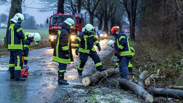 Ватрогасци рашчишћавају путеве после налета урагана у Немачкој - Sputnik Србија
