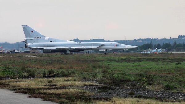 Ruski bombarder Tu-22M3 sa raketama kinžal na aerodromu Hmejmim u Siriji - Sputnik Srbija