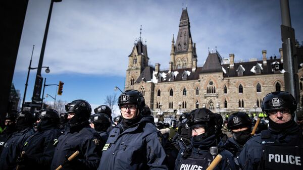 Канадска полиција испред зграде парламента у Отави током протеста Конвоја слободе - Sputnik Србија