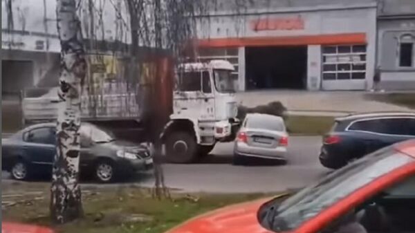 Судар у Новом Саду, камион гурао аутомобил - Sputnik Србија