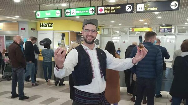 Први утисак је јако важан, зато Србин кога је могуће изнајмити госте на аеродрому дочекује са традиционалним пићем - Sputnik Србија