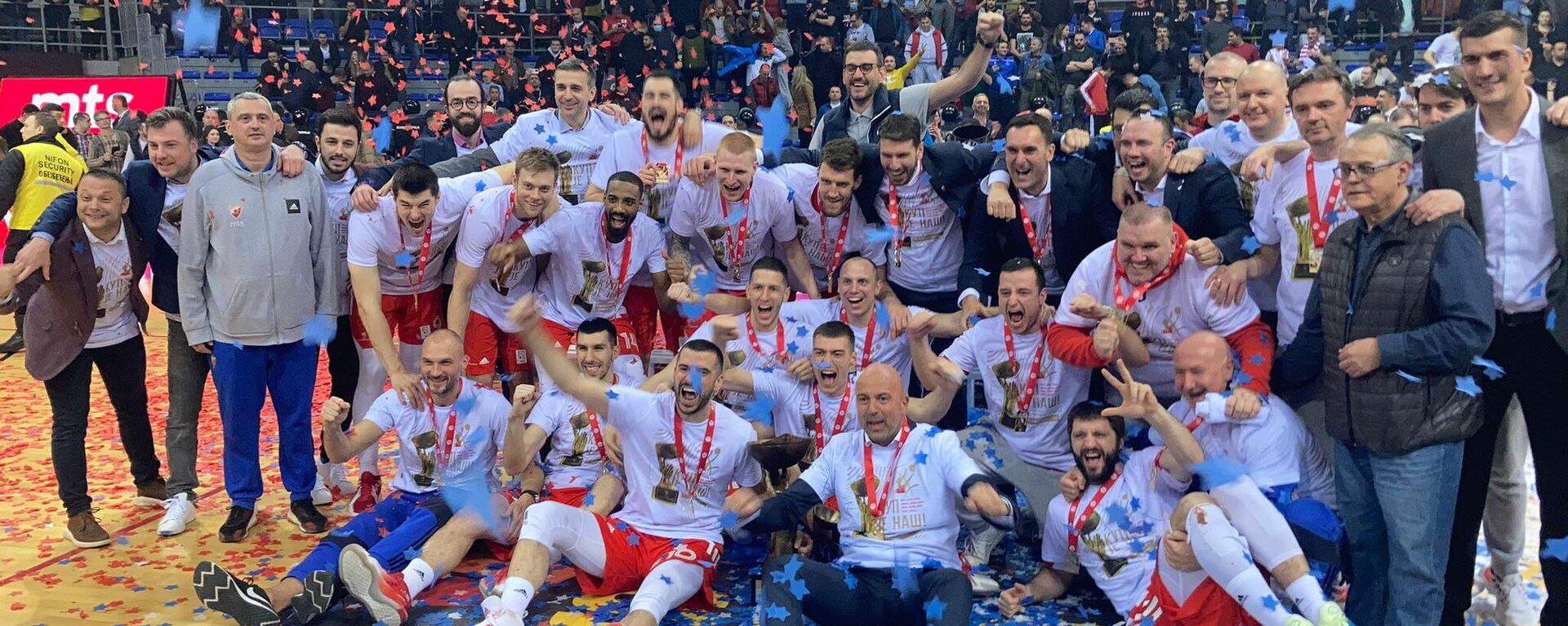 Košarkaši Crvene zvezde proslavljaju osvajanje Kupa Radivoja Koraća za 2022. - Sputnik Srbija, 1920, 20.02.2022