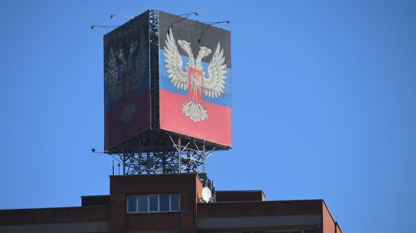 Zastava samoproglašene Donjecke Narodne Republike na krovu zgrade u centru Donjecka - Sputnik Srbija