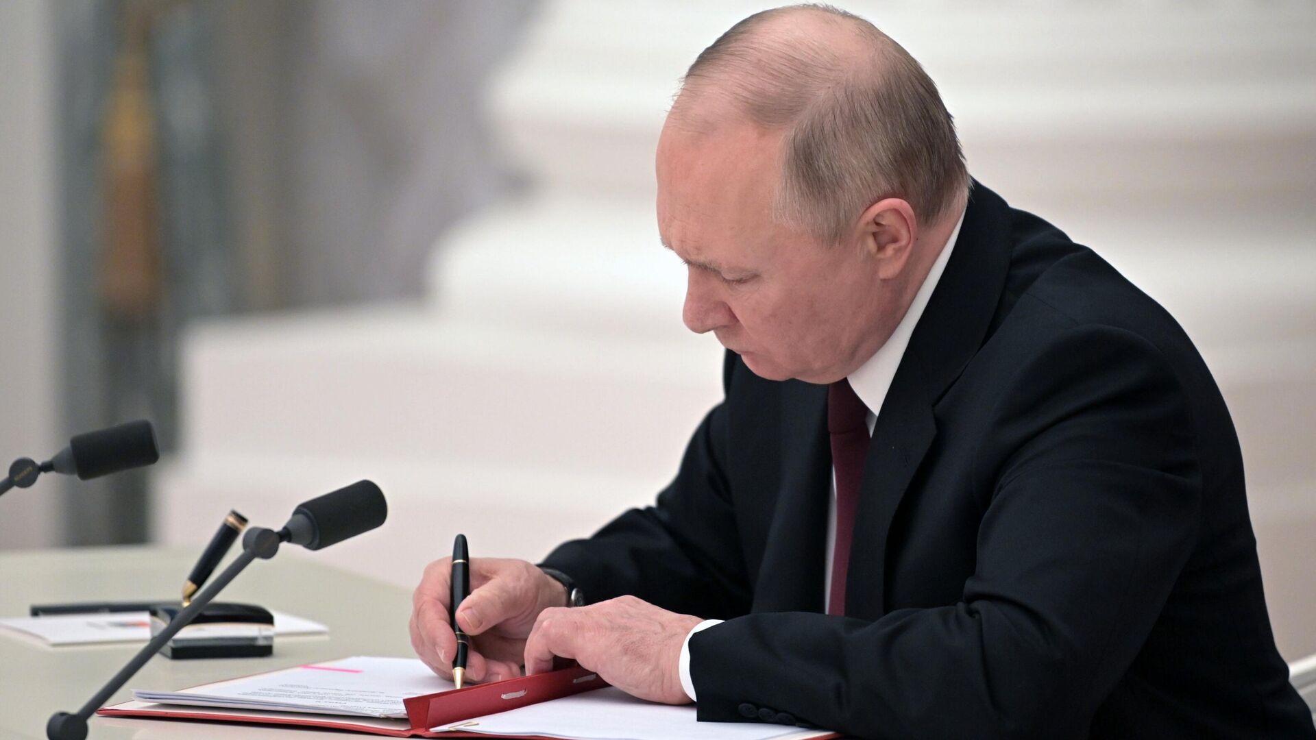 Predsednik Rusije Vladimir Putin potpisuje ukaz o priznavanju nezavisnosti DNR i LNR - Sputnik Srbija, 1920, 21.02.2022