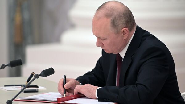 Predsednik Rusije Vladimir Putin potpisuje ukaz o priznavanju nezavisnosti DNR i LNR - Sputnik Srbija