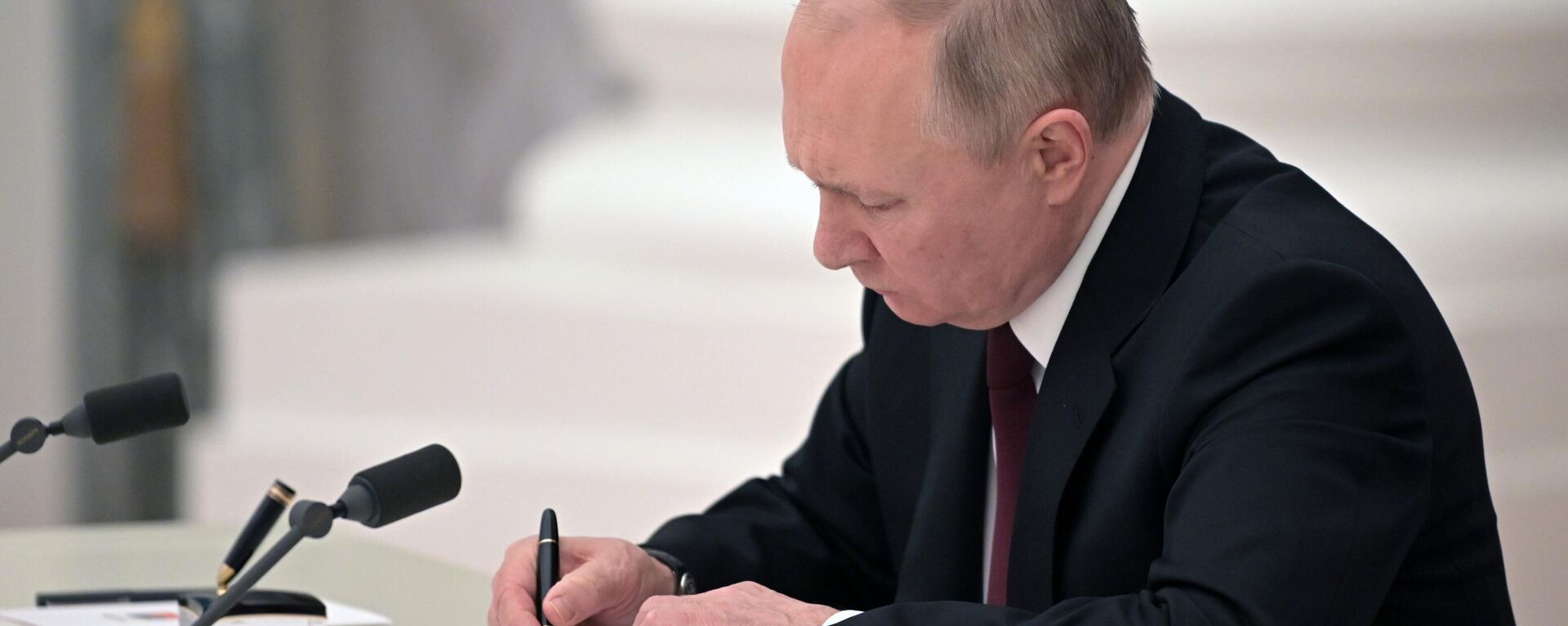 Predsednik Rusije Vladimir Putin potpisuje ukaz o priznavanju nezavisnosti DNR i LNR - Sputnik Srbija, 1920, 13.03.2023