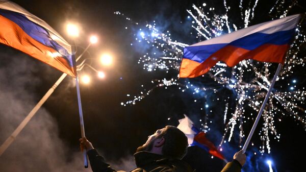 Stanovnici Donjecka proslavljaju potpisivanje dokumenta o priznanji od strane Rusije nezavisnosti Donjecke i Luganske Narodne Republike - Sputnik Srbija