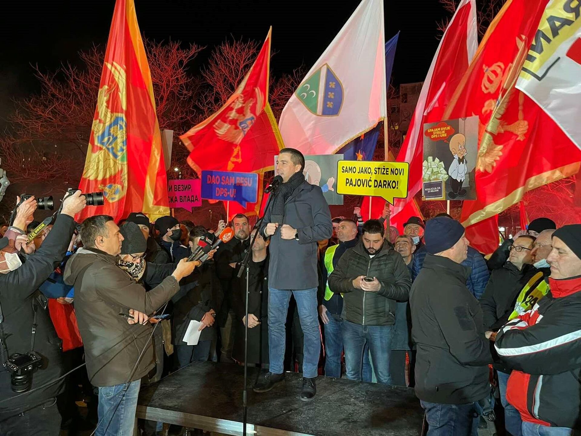 Алекса Бечић се обраћа окупљенима на протесту у Подгорици - Sputnik Србија, 1920, 23.02.2022