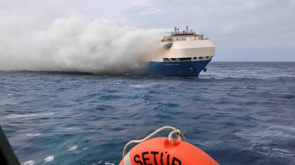 Пожар на теретном броду који је превозио луксузне аутомобиле - Sputnik Србија