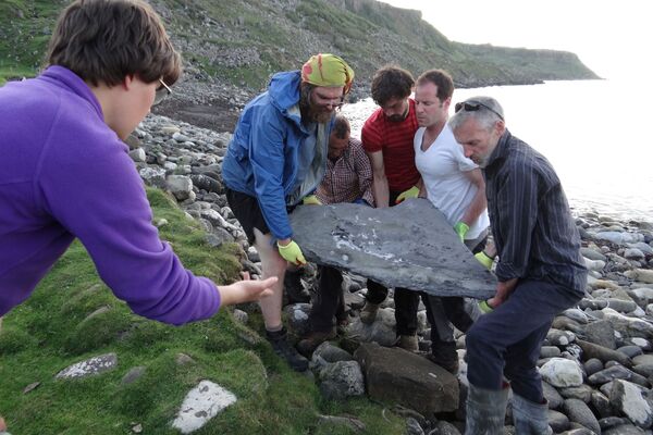 Tako su istraživači prevezli deo fosila pronađenog na obali ostrva Skaj, u Škotskoj. - Sputnik Srbija