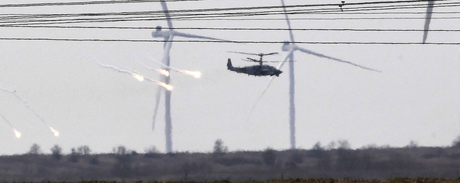 Вертолет Ка-52М около колонны военной техники ВС РФ в Армянске - Sputnik Србија, 1920, 22.06.2022