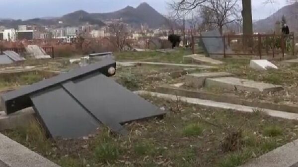 Uništeni spomenici na pravoslavnom groblju u južnom delu Kosovske Mitrovice - Sputnik Srbija