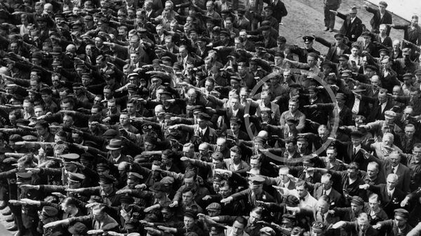 Detalj slavne fotografije na kojoj jedan čovek, za kojeg se veruje da je August Landmeser, odbija da salutira nacističkim pozdravom.
 - Sputnik Srbija