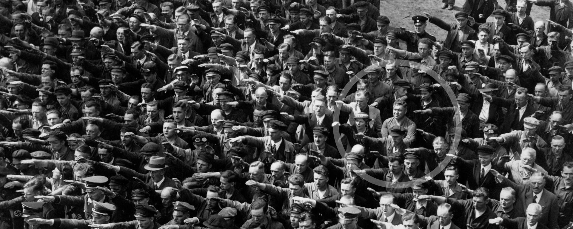 Детаљ славне фотографије на којој један човек, за којег се верује да је Аугуст Ландмесер, одбија да салутира нацистичким поздравом.
 - Sputnik Србија, 1920, 27.02.2022