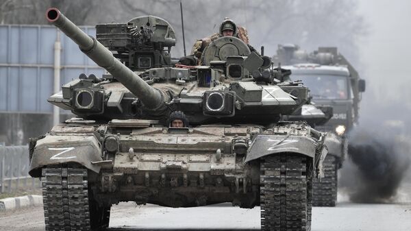 Тенк Т-72Б3 у конвоју војне технике на граници са Украјином у Армјанску - Sputnik Србија