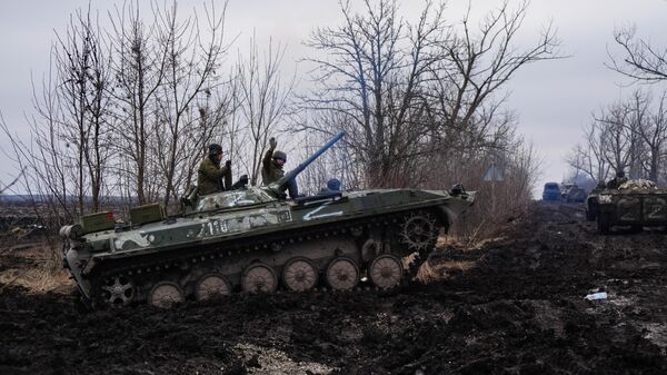 Vojnici narodne milicije DNR na borbenom vozilu pešadije BMP-1 - Sputnik Srbija