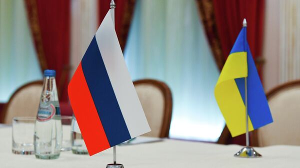 Zastave Rusije i Ukrajine na pregovaračkom stolu u beloruskom Gomelju - Sputnik Srbija